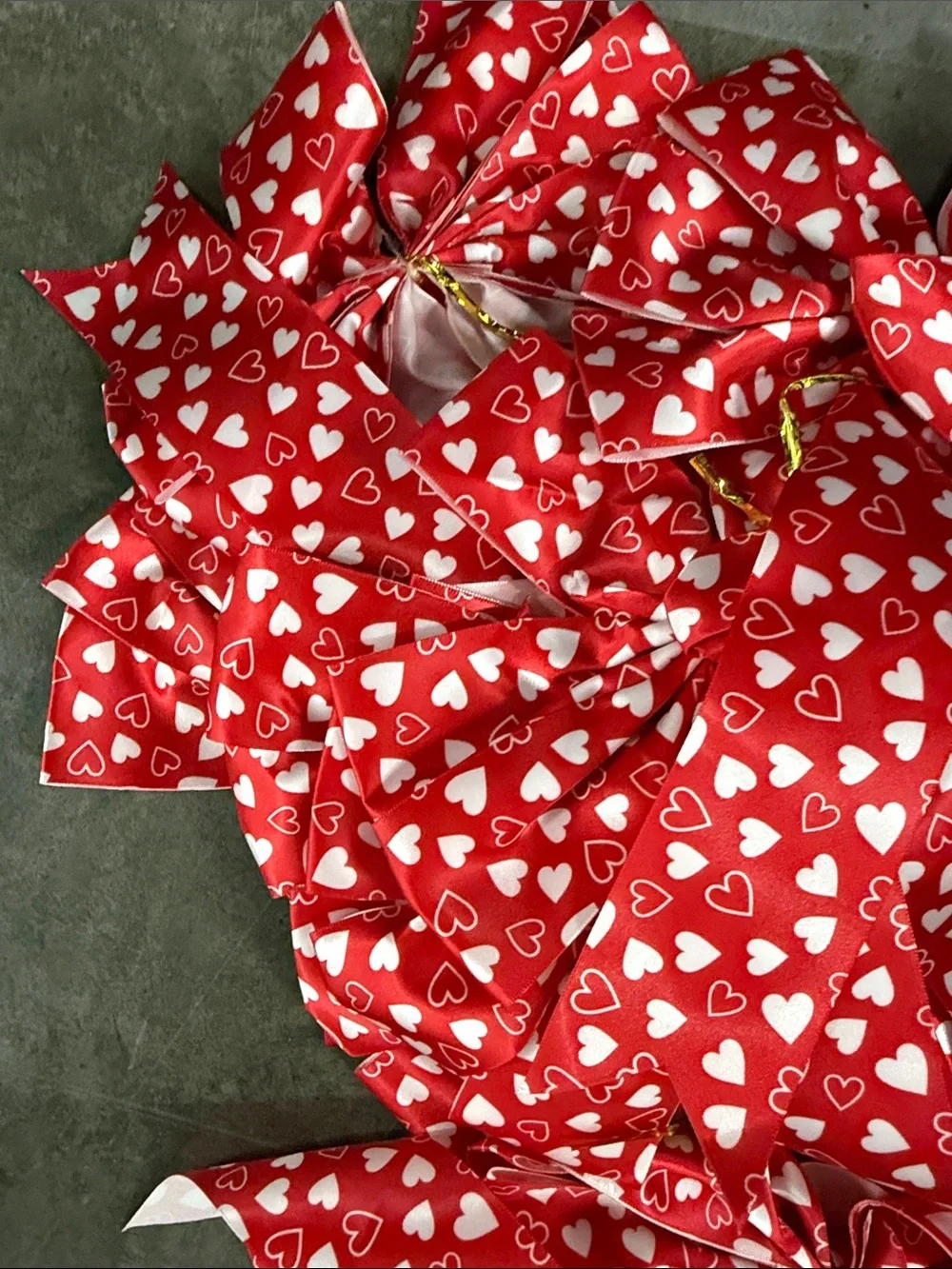 Red and white heart decorative ribbon large 10 pieces all new twist tie gold new